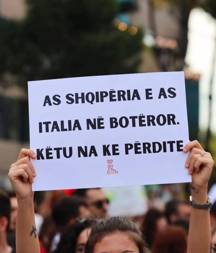 Protesta, thirrje SPAK-ut të shkojë deri te përgjegjësit kryesorë. Flamuj amerikanë dhe gjermanë
