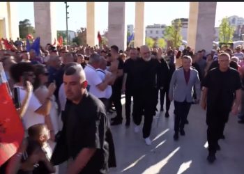 Rama fton protestuesit për dialog: Nuk negocioj vizionin dhe programin e qeverisë