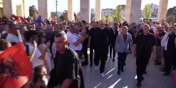Rama fton protestuesit për dialog: Nuk negocioj vizionin dhe programin e qeverisë