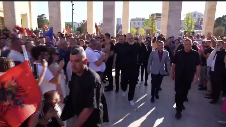 Rama fton protestuesit për dialog: Nuk negocioj vizionin dhe programin e qeverisë
