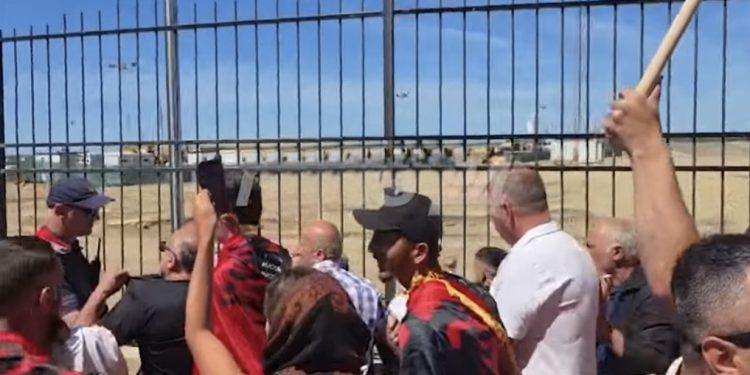 Banorët e Rrjollit rikthehen në protestë, tensione dhe përplasje me policinë