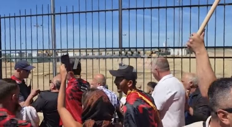 Banorët e Rrjollit rikthehen në protestë, tensione dhe përplasje me policinë