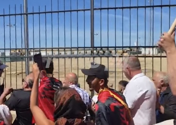 Banorët e Rrjollit rikthehen në protestë, tensione dhe përplasje me policinë