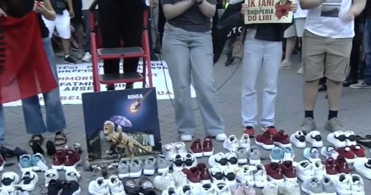 Protesta e 14-të para Kryeministrisë, qytetarë nga e gjithë Shqipëria dhe diaspora mbushin bulevardin