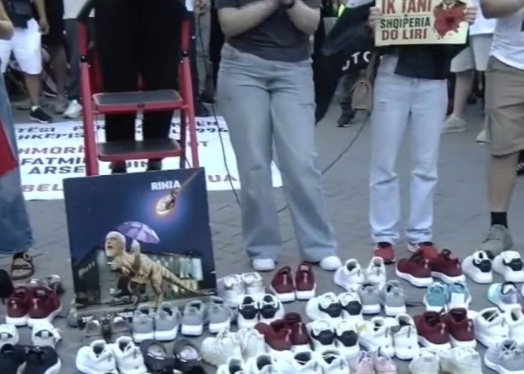 Protesta e 14-të para Kryeministrisë, qytetarë nga e gjithë Shqipëria dhe diaspora mbushin bulevardin