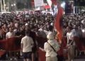 Protestuesit marshojnë drejt Parlamentit, thirrje: Parlamenti i krimit!