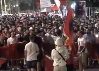 Protestuesit marshojnë drejt Parlamentit, thirrje: Parlamenti i krimit!