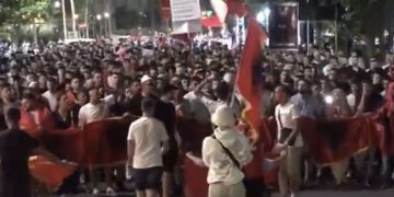 Protestuesit marshojnë drejt Parlamentit, thirrje: Parlamenti i krimit!