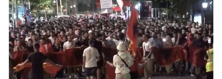 Protestuesit marshojnë drejt Parlamentit, thirrje: Parlamenti i krimit!