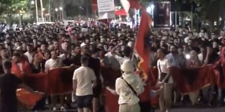 Protestuesit marshojnë drejt Parlamentit, thirrje: Parlamenti i krimit!