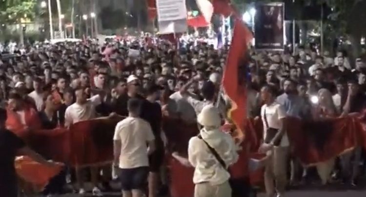 Protestuesit marshojnë drejt Parlamentit, thirrje: Parlamenti i krimit!