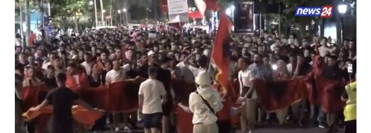 Protestuesit marshojnë drejt Parlamentit, thirrje: Parlamenti i krimit!
