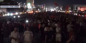 Përshkallëzohet protesta, bllokohet aksi kryesor, autostrada Tiranë-Durrës