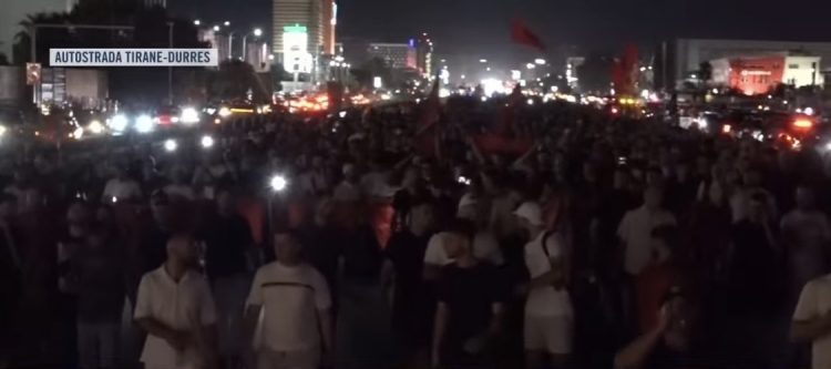 Përshkallëzohet protesta, bllokohet aksi kryesor, autostrada Tiranë-Durrës