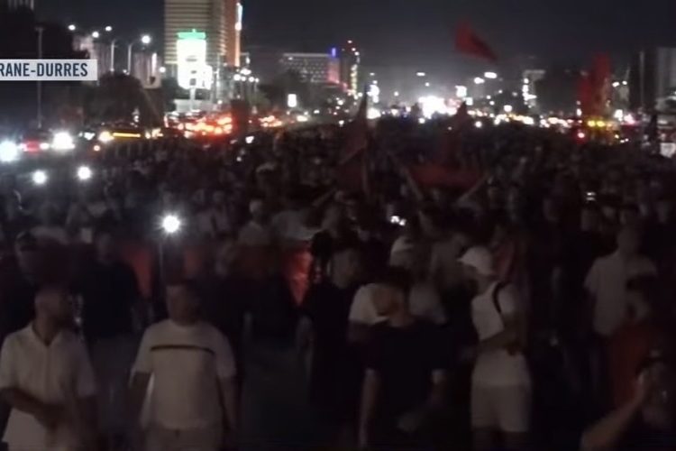 Përshkallëzohet protesta, bllokohet aksi kryesor, autostrada Tiranë-Durrës