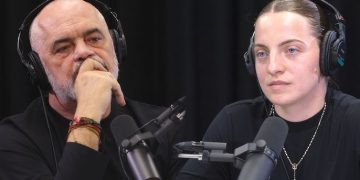 Ramës i largohet deputetja e parë. Neomalsorja shpall largimin. Protestuesit: Eja tek ne!