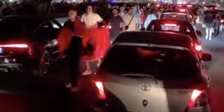 Rama leksion protestuesve se si duhet ta bëjnë protestën: Është kundër turizmit dhe imazhit