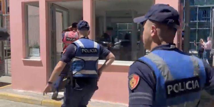 Rrahje ne kafazin e gjykatës në GJKKO, ndërhyjnë specialët
