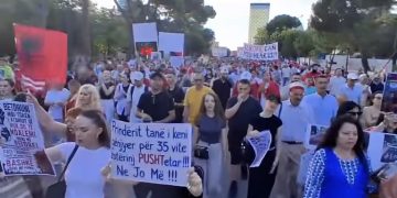 DITA E 19/ Ata pushtetin, ne Shqipërinë. Sërish bulevardi buçet: Rama ik!