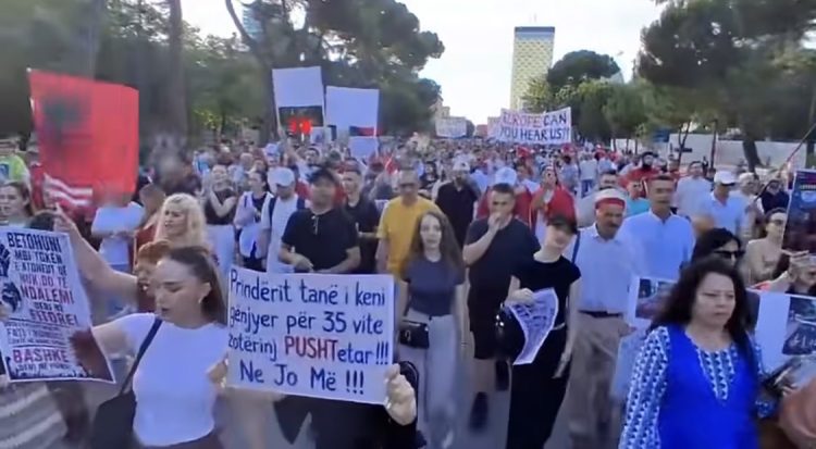 DITA E 19/ Ata pushtetin, ne Shqipërinë. Sërish bulevardi buçet: Rama ik!