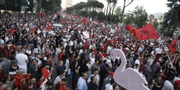 Protesta në ditën e 17: Rama të anulojë ligjet dhe të zbduket