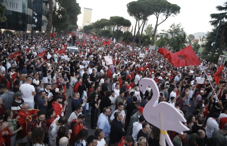 Protesta në ditën e 17: Rama të anulojë ligjet dhe të zbduket
