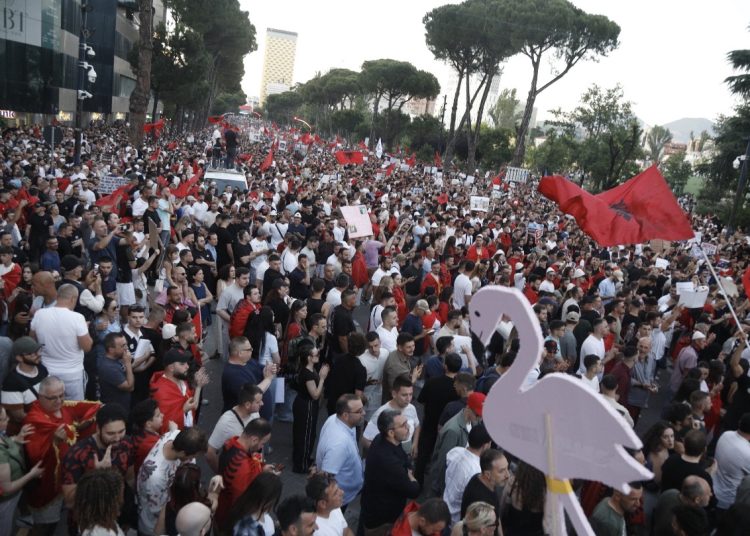 Protesta në ditën e 17: Rama të anulojë ligjet dhe të zbduket