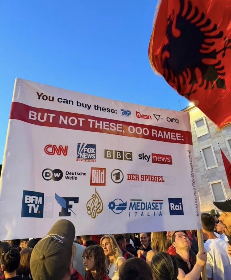 DITA 18/ Bulevardi mbushet me protestues: Rama jepe dorëheqjen!