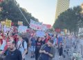 DITA 20/ Protesta për largimin e Ramës, qytetarët grumbullohen para zyrës së Kryeministrit