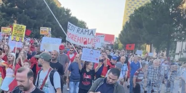 DITA 20/ Protesta për largimin e Ramës, qytetarët grumbullohen para zyrës së Kryeministrit