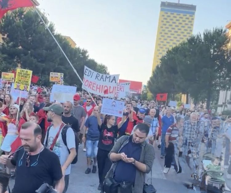 DITA 20/ Protesta për largimin e Ramës, qytetarët grumbullohen para zyrës së Kryeministrit