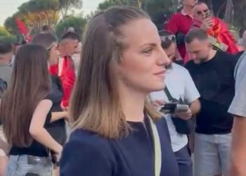 NEOMALSORJA/ Deputetja e PS që braktisi Ramën merr pjesë në protestë