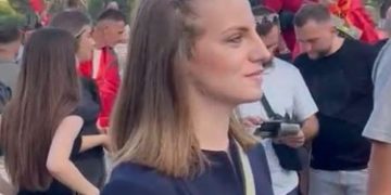 NEOMALSORJA/ Deputetja e PS që braktisi Ramën merr pjesë në protestë
