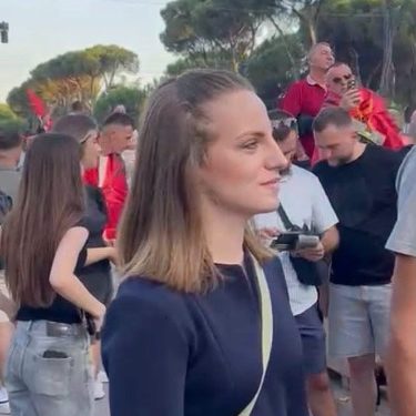 NEOMALSORJA/ Deputetja e PS që braktisi Ramën merr pjesë në protestë
