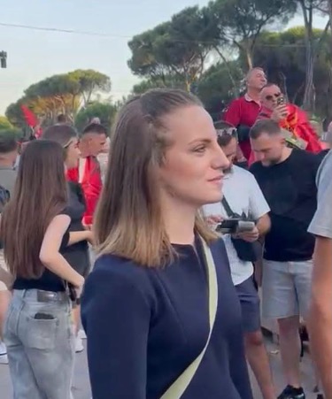 NEOMALSORJA/ Deputetja e PS që braktisi Ramën merr pjesë në protestë