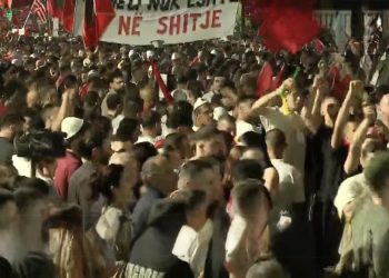 Protestuesit rrethojnë Kryeministrinë