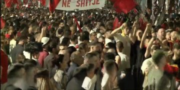 Protestuesit rrethojnë Kryeministrinë