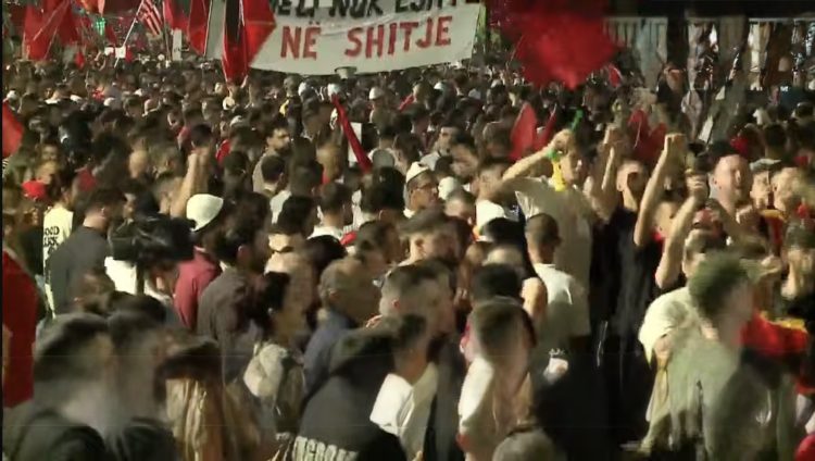 Protestuesit rrethojnë Kryeministrinë
