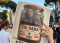 DITA 22/ Protestuesit mblidhen para Kryeministrisë në pritje të dorëheqjes së Ramës