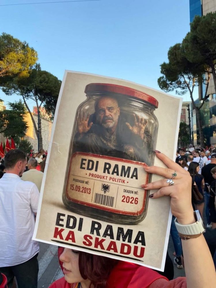 DITA 22/ Protestuesit mblidhen para Kryeministrisë në pritje të dorëheqjes së Ramës