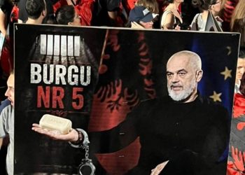 DITA 27/ Marshim në Tiranë me thirrje kundër qeverisë. Shqipëria kërkon revolucion