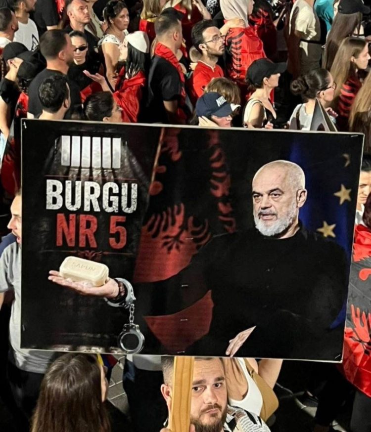 DITA 27/ Marshim në Tiranë me thirrje kundër qeverisë. Shqipëria kërkon revolucion