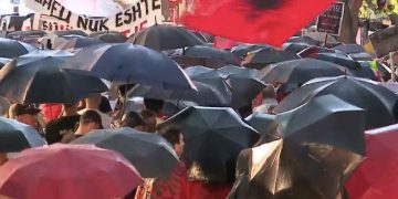 DITA 25/ Qytetarët sfidojnë shiun para Kryeministrisë, paralajmërojnë përshkallëzim të aksionit