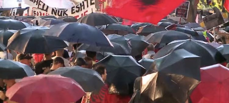 DITA 25/ Qytetarët sfidojnë shiun para Kryeministrisë, paralajmërojnë përshkallëzim të aksionit