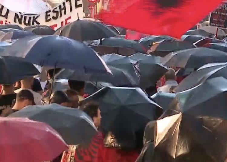 DITA 25/ Qytetarët sfidojnë shiun para Kryeministrisë, paralajmërojnë përshkallëzim të aksionit