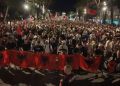 DITA 26/ Thirrje për protestë kombëtare të shtunën, protestuesit marshojnë drejt Kuvendit