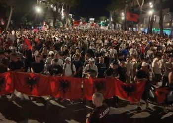 DITA 26/ Thirrje për protestë kombëtare të shtunën, protestuesit marshojnë drejt Kuvendit