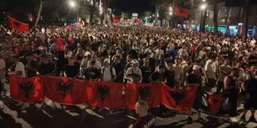 DITA 26/ Thirrje për protestë kombëtare të shtunën, protestuesit marshojnë drejt Kuvendit
