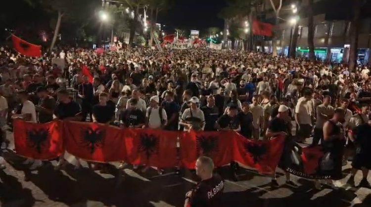 DITA 26/ Thirrje për protestë kombëtare të shtunën, protestuesit marshojnë drejt Kuvendit