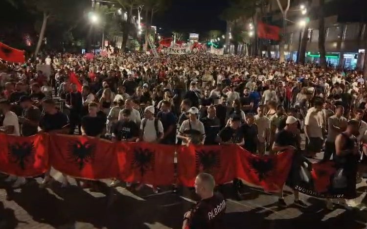 DITA 26/ Thirrje për protestë kombëtare të shtunën, protestuesit marshojnë drejt Kuvendit